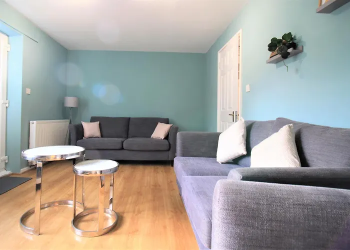 St James House - Charming 3 Bed, 2 Bathrooms, Driveway Parking, Close To Town Centre