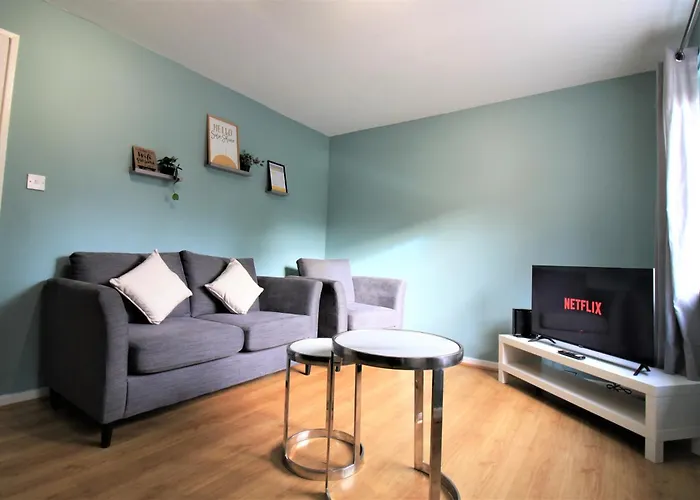 St James House - Charming 3 Bed, 2 Bathrooms, Driveway Parking, Close To Town Centre