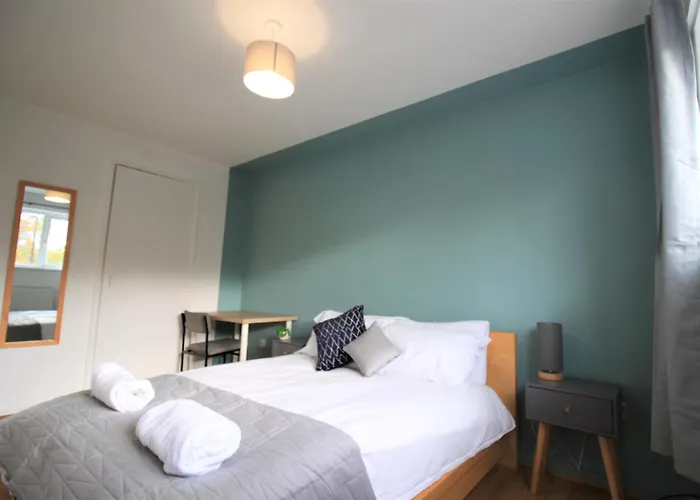 St James House - Charming 3 Bed, 2 Bathrooms, Driveway Parking, Close To Town Centre