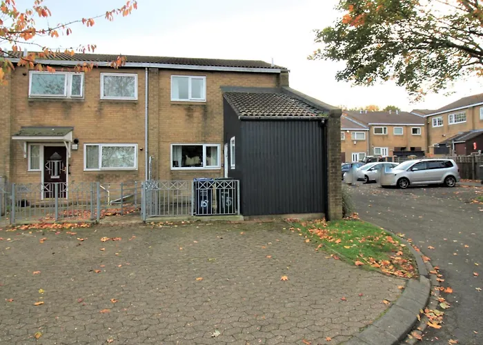 St James House - Charming 3 Bed, 2 Bathrooms, Driveway Parking, Close To Town Centre