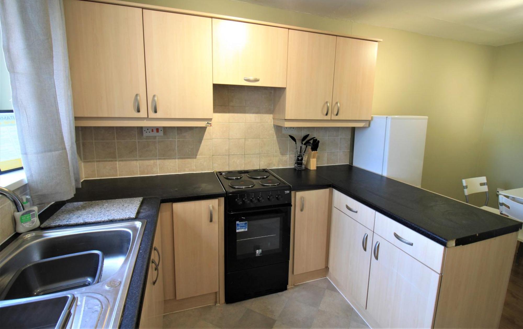 St House - Charming 3 Bed, 2 Bathrooms, Driveway Parking, Close To Town Centre *